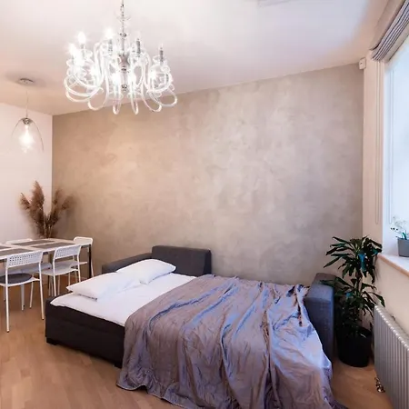 Apartment Old Two Bedroom With 2 Bathrooms *