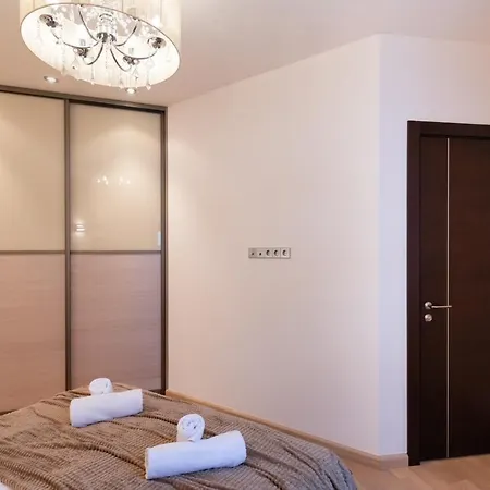 Old Two Bedroom With 2 Bathrooms Apartment *