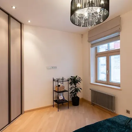 Apartment Old Two Bedroom With 2 Bathrooms *