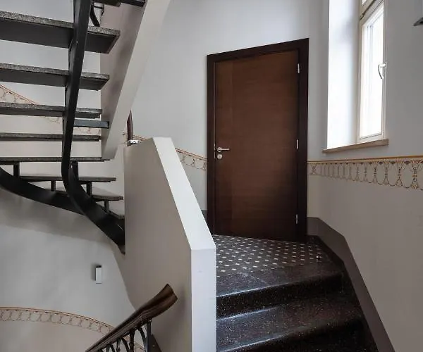 Old Two Bedroom With 2 Bathrooms