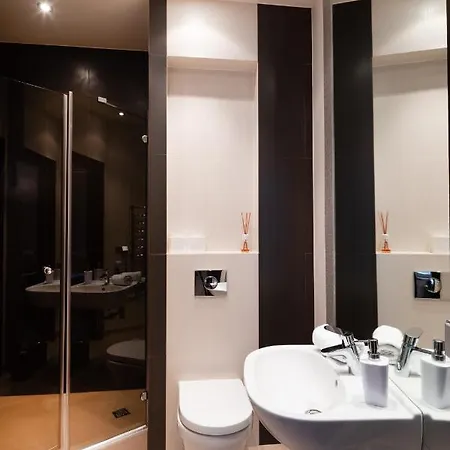 Old Two Bedroom With 2 Bathrooms Apartament *