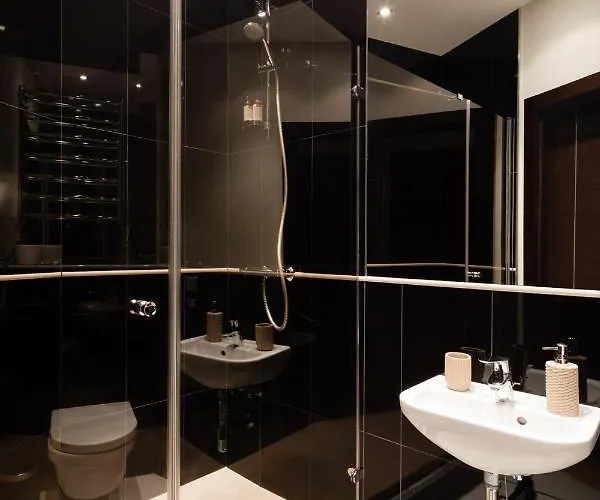 Old Two Bedroom With 2 Bathrooms Dzīvoklis Riga